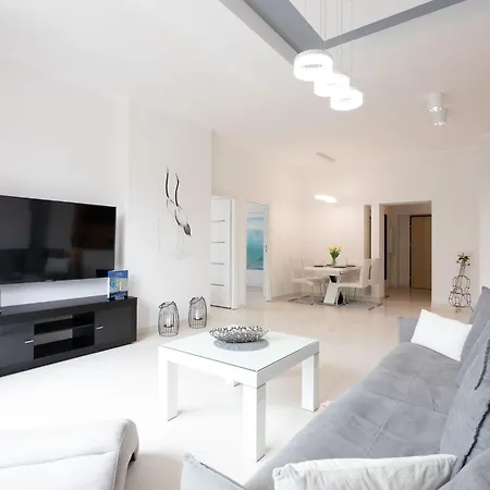 Geraeumiges Und Luxurioeses Tower 12 By Interhome